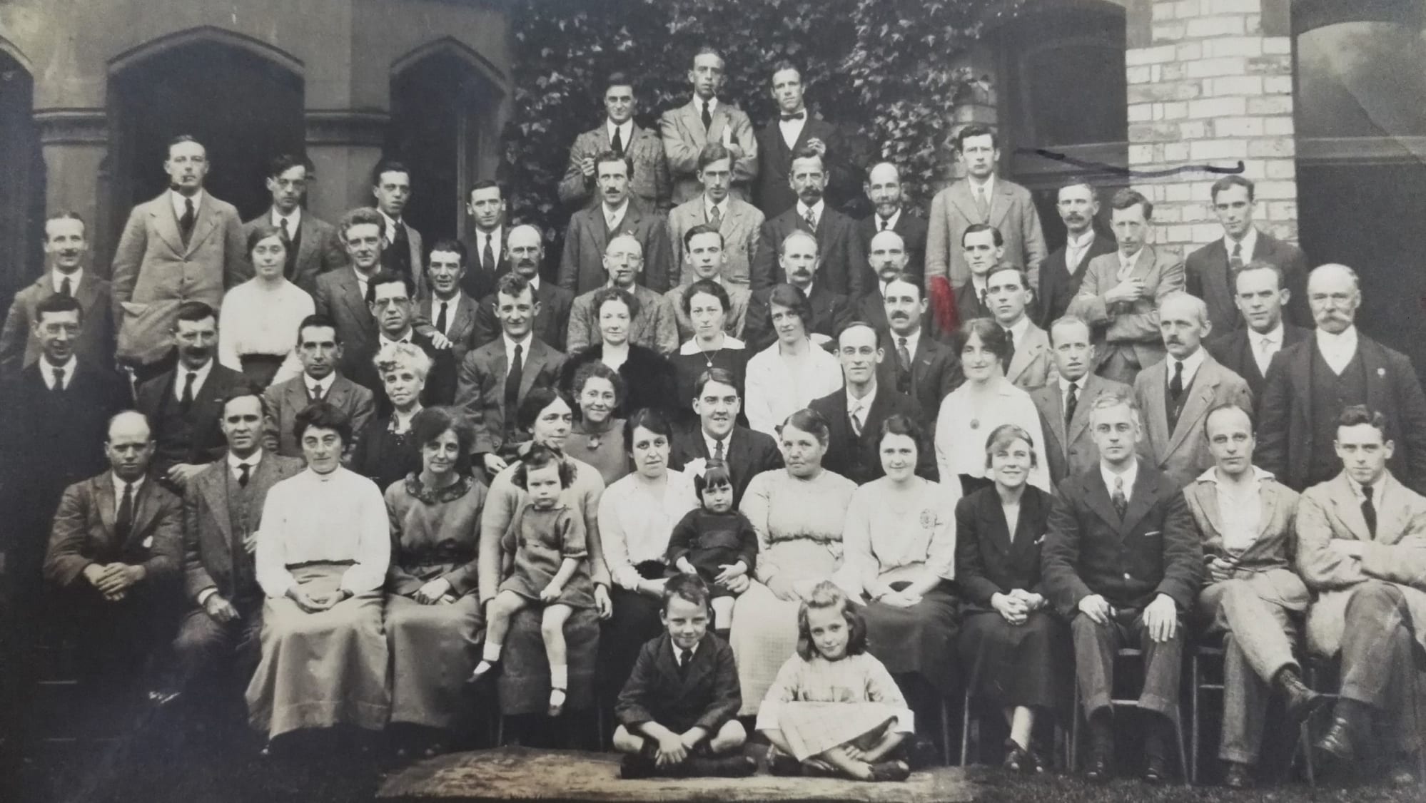 An image of a 1921 WEA Summer school and its participants